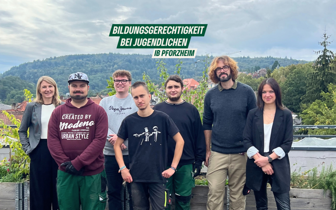 Gruppenbild auf Dachgarten mit Teilnehmenden des Austausches sowie Azubis des Garten- und Landschaftsbaus und deren Ausbilder.