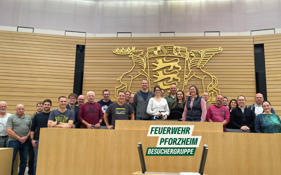 Gruppenbild der Besuchergruppe im Plenarsaal.